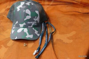 CAPPELLO SWAROVSKI NUOVO CON SPILLA PLACCATA ORO, NUOVO - Foto 1 di 5