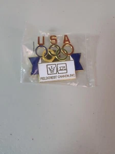 Equipo Olímpico EE. UU. Fieldcrest Cañón Patrocinador Anillos Olímpicos Sombrero Prendedor Solapa - NUEVO - Imagen 1 de 2