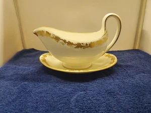 Wedgwood Whitehall White Gravy Boat & Underplate LK - Picture 1 of 3