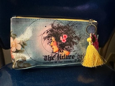 ¡Papaya! Bolso clutch con borla Art To Wear Art to Wear "El futuro pertenece..." Foto 1 de 4