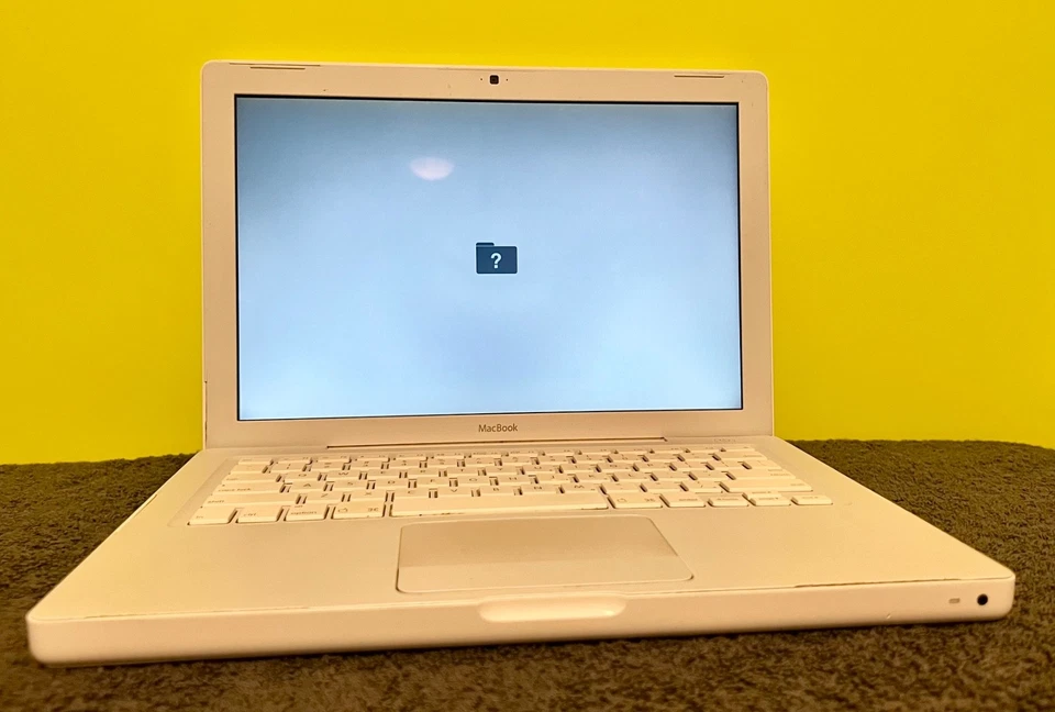 Vintage 2006 Apple MacBook 13.3" Laptop White Intel Core 2 Duo 1gb RAM No OS - Image 1 of 4