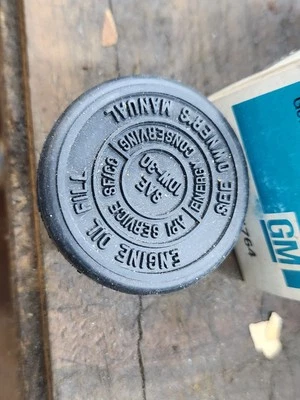 GM# 14094764 1974-81 CHEVROLET NOS TAPA DE LLENADO DE ACEITE NUMEROSAS APLICACIONES CHEVY CHEVROLET  Foto 1 de 3