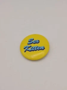 Insignia prendedor botón gatito sexual vintage pequeñas insignias retro amarillas - Imagen 1 de 3