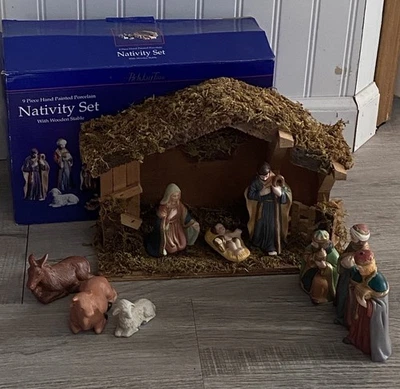 JUEGO DE BELÉN PORCELANA 9 PIEZAS HOLIDAY TIME CON ESTABLO DE MADERA Y CAJA Foto 1 de 4
