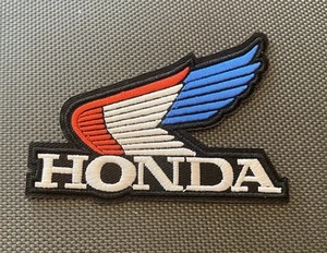 Honda Motorcycles Racing Logo Rosso Bianco Blu Ricamato Ferro In Patch NUOVO - Foto 1 di 2