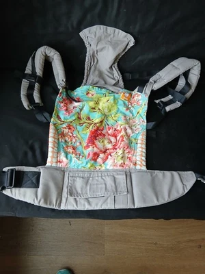 Portabebés Tula Ergonómico Estándar Bliss Ramo Floral 15-45 lb (usado) Foto 1 de 4