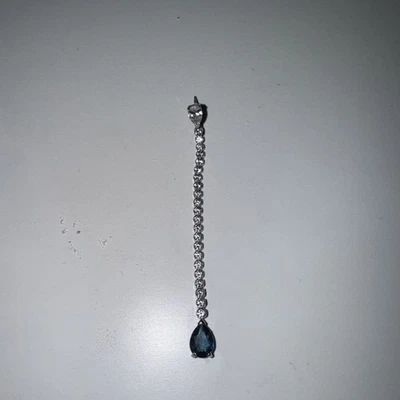 Pendiente colgante Swarovski individual con cristales transparentes y un cristal azul más grande. Foto 1 de 3