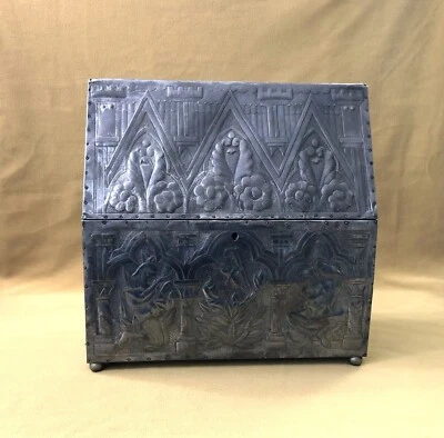 ancien coffret néo gothique bois et métal repoussé XIX coffre Médiéval Moyen âge - Photo 1/4