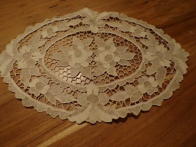 Linge ancien Napperon ovale en dentelle écrue - Photo 1/3
