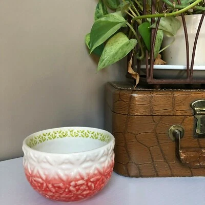 Tigela de salada de cereais texturizados caseiros creme verde vermelho ANTHROPOLOGIE Natal  - Imagem 1 de 4