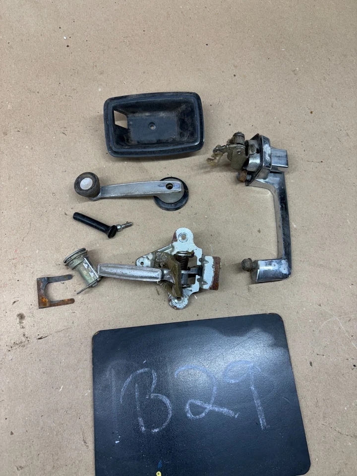 1973 1974 1975 1976 Dodge Dart Demon Valiant manijas de puerta derecha lote de herrajes OEM Foto 1 de 4