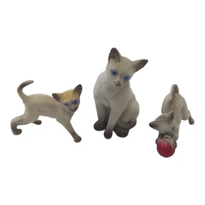 Vintage Plastic Siamese Cat with Kittens Hong Kong Figurines Decor - Picture 1 of 11