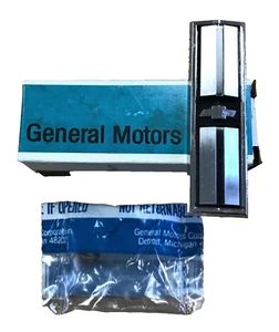 BRAND NEW ORIGINAL GM "NOS" 1967 CAMARO STD BOW TIE GRILLE EMBLEM # 3902894 - Imagen 1 de 3