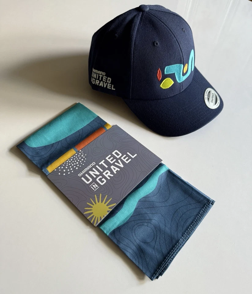 Juego de gorra y bandana de ciclismo Shimano, unidos en grava. Foto 1 de 4