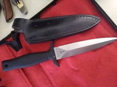 Cuchillo de hoja fija Gerber 5155 Daggar Boot EE. UU. con funda de cuero nunca usado Foto 1 de 4