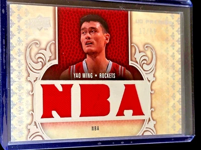 2008-09 UD Premier Rockets Salón de la fama Yao Ming Restos Juego Usado Jersey Reliquia #17/99 Foto 1 de 2