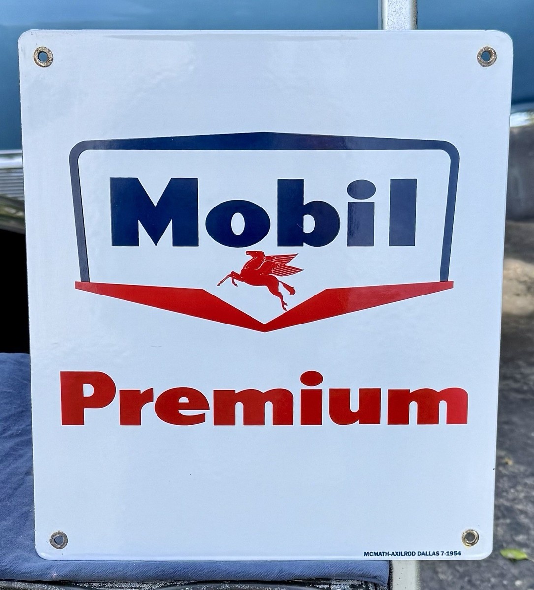 Mobil ガスステーション　プライス看板 337 Mobil Gas Station Sign Stock Photos, High-Res Pictures
