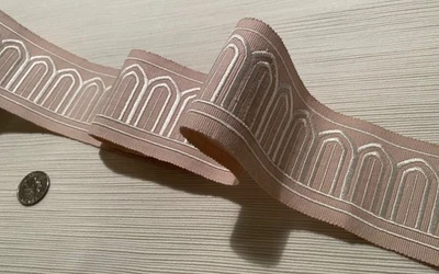 Cinta bordada 2,45 yardas Schumacher 70764 arcos borde rubor medio $290 venta al por menor Foto 1 de 4