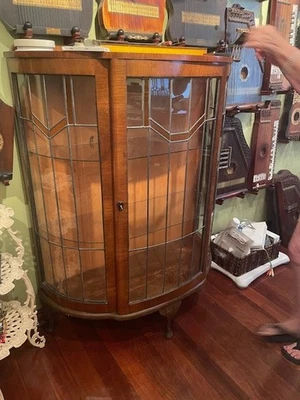 Vitrina de vidrio doblado gabinete Curio China alrededor de 1930 Foto 1 de 4