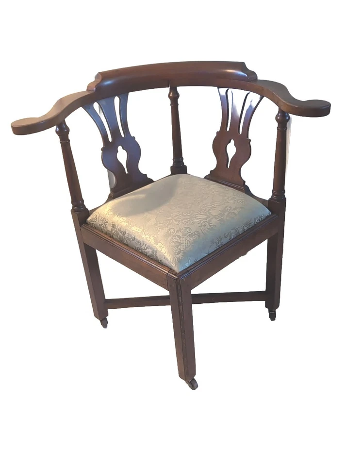 Antigua silla esquinera Chippendale de nogal del siglo XVIII alrededor de 1780 Foto 1 de 4