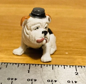 2005 Homies Dogpound Serie 1 - "Mugsy" - 2" weiß/braun Hund mit schwarzer Weste & Mütze - Bild 1 von 6