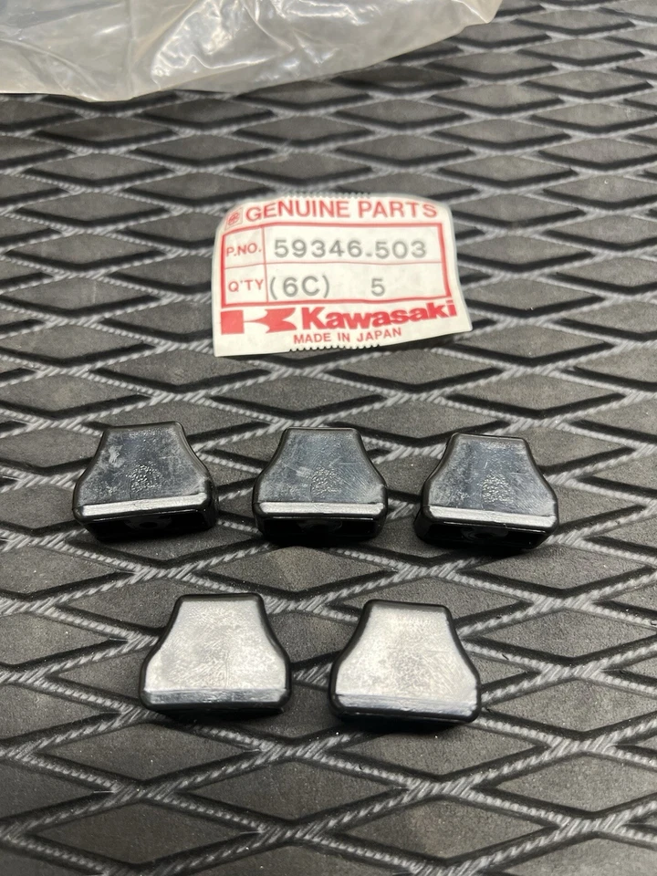 Kawasaki Jetki Js 440 550 550sx Capucha Banda Cierre Bummer Nos 59346-503 Lote de 5 Foto 1 de 1
