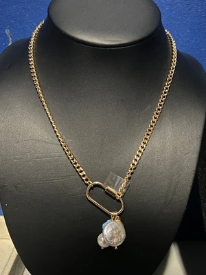 Collar con cierre de mosquetón de cadena en tono dorado con dijes de luna, perla y concha Foto 1 de 4