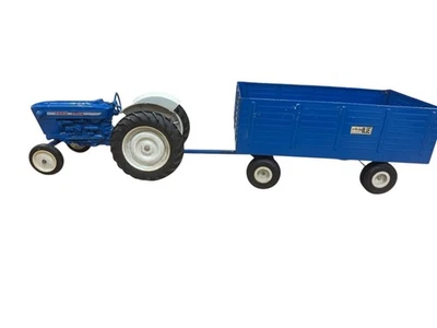 Tractor y remolque Ford 4000 diecast 1/12 ERTL guardabarros azules finales de los años 60 o 70 Foto 1 de 4