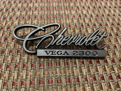 Chevrolet Vega 2300 1971-1977 emblema de escritura insignia adorno de guardabarros (en-18-29) Foto 1 de 4