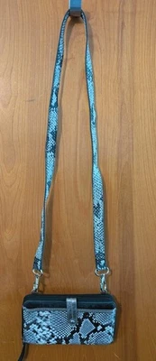 Bolso Bandolera Cartera The Sak Cuero Negro Gris Estampado Piel de Serpiente Cremallera Alrededor  Foto 1 de 4