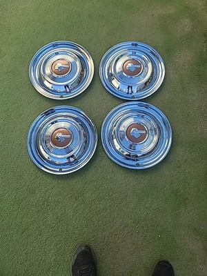 1949-55 Pontiac Chieftain Hub Caps. 15". Set of 4 Very Good Used Condition  Foto 1 de 4