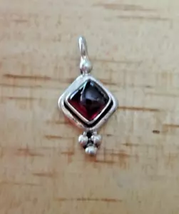 Dije de plata esterlina con gota de piedra de granate de 6x16 mm - Imagen 1 de 3