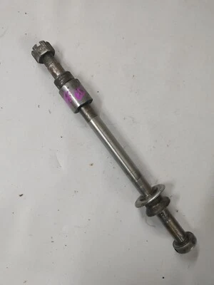 Eje de rueda trasera Suzuki GS550E 1983 64711-43400 Foto 1 de 4