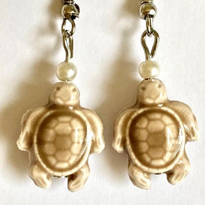 Pendientes de perlas tortuga marina marrón beige cuentas de cerámica isla náutica playa colgante Foto 1 de 4