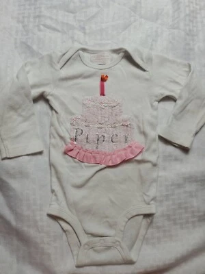Nombre Personalizado PIPER Pastel Personalizado 1er Cumpleaños Carter's Camiseta Top Una Pieza Foto 1 de 4