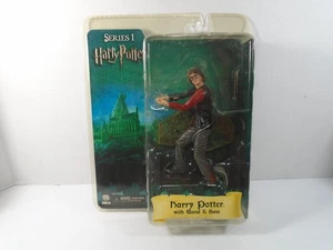 NECA--HARRY POTTER--FIGURA DE HARRY POTTER (NUEVA) CON VARITA Y BASE - Imagen 1 de 6