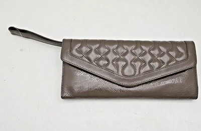 Hobo International Meryl Cartera Muñequera Bolso sin asas Organizador Taupe Charol Foto 1 de 4