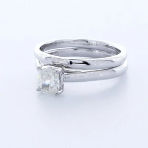 SET DA SPOSA 1,0 CT AGI LAB-CREATED DIAMOND E/VS1 CUSCINO 18K CLASSICO SOLITARIO - Foto 1 di 3