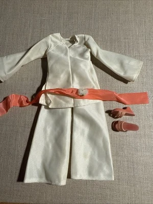 Raro 1976 Bionic Mujer Jamie Sommers Traje Pantalón Blanco Con Bufanda Melocotón y Zapatos Foto 1 de 4