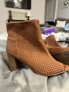 Women Breckelles Amber-32 Nubuck Peep Toe Perforated Chunky Heel Bootie - Picture 1 of 6