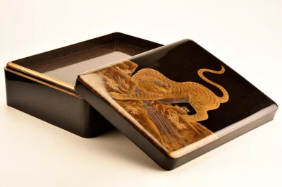 Antigua caja de bunko japonesa de laca Tigre Maki-e período Meiji Foto 1 de 4