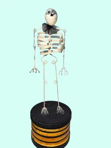 Estatuilla de Halloween esqueleto hecha a mano de 11 pulgadas de alto metal pintado diseño único - Imagen 1 de 7
