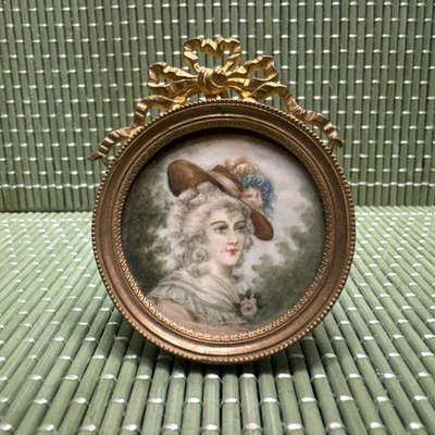 Старинный французский женский портрет с круглым бронзовым мольбертом с очень детализированной рамкой - Изображение 1 из 4