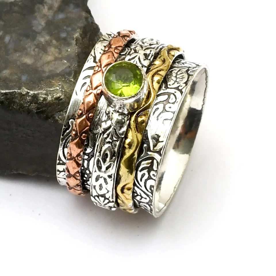 Anel de pedra preciosa giratória de três tons Peridot feito à mão tamanho EUA-9 AR 31973 - Imagem 1 de 1