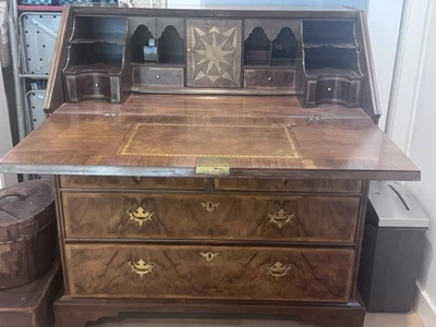 Секретный стол Baker Furniture Stately Home из черкесского ореха в стиле Георга III - Изображение 1 из 4