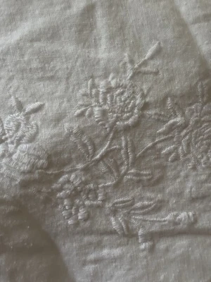 "Falda de cama Simply Shabby Chic doble floral bordada lino/algodón 14"" blanca caída" Foto 1 de 4