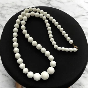 Weiße Lucite Perlen Halskette 28" Grob Kaugummi Ball Graduiert Vintage Mod Statement - Bild 1 von 8