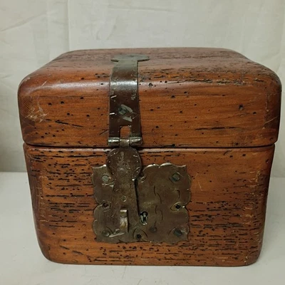 Caja de madera de gusano rara, baúl de cofre del tesoro  Foto 1 de 4