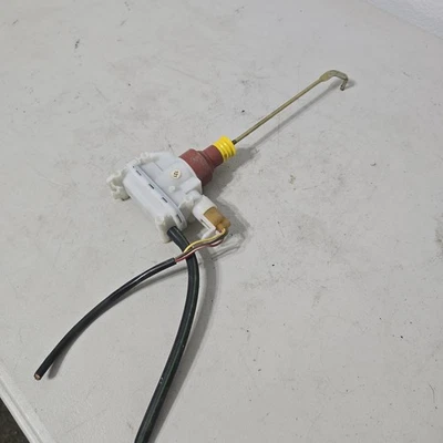 84-93 Mercedes Benz W201 190E trunk lock vacuum actuator OEM 1984-1993 - Image 1 of 4