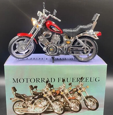 ENCENDEDOR BUTANO RECARGABLE VINTAGE ESTILO NOVEDAD MOTO 10” X 7” con caja roja Foto 1 de 4